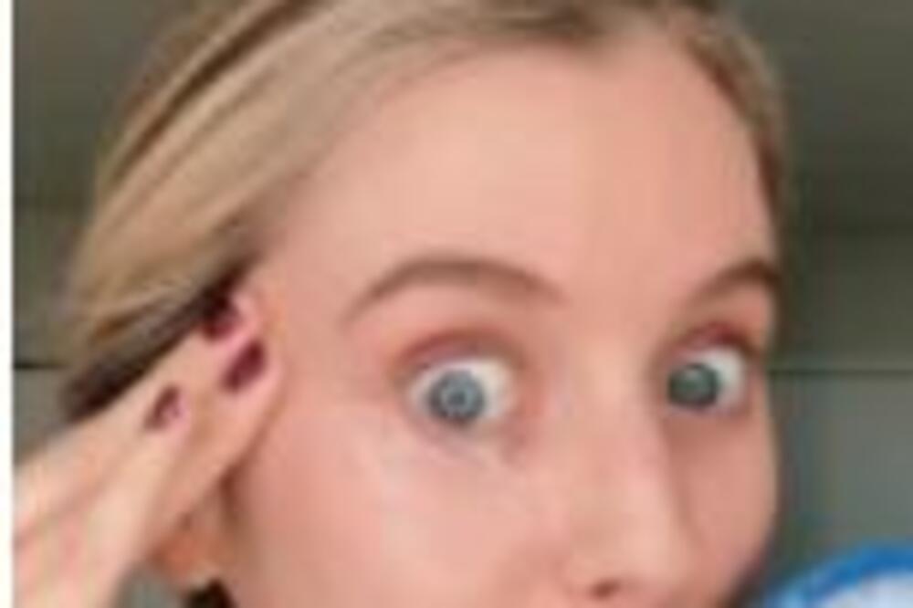 STAVILA JE MICELARNU VODU NA OVAJ DEO TELA I DOŽIVELA FRAS: Snima dok je UTRLJAVA (VIDEO)