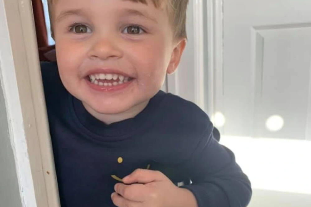 ZATEKAO SINA (4) NEPOMIČNOG NA PODU: Dečak UMRO pod ČUDNIM okolnostima, porodica traži objašnjenje (FOTO)