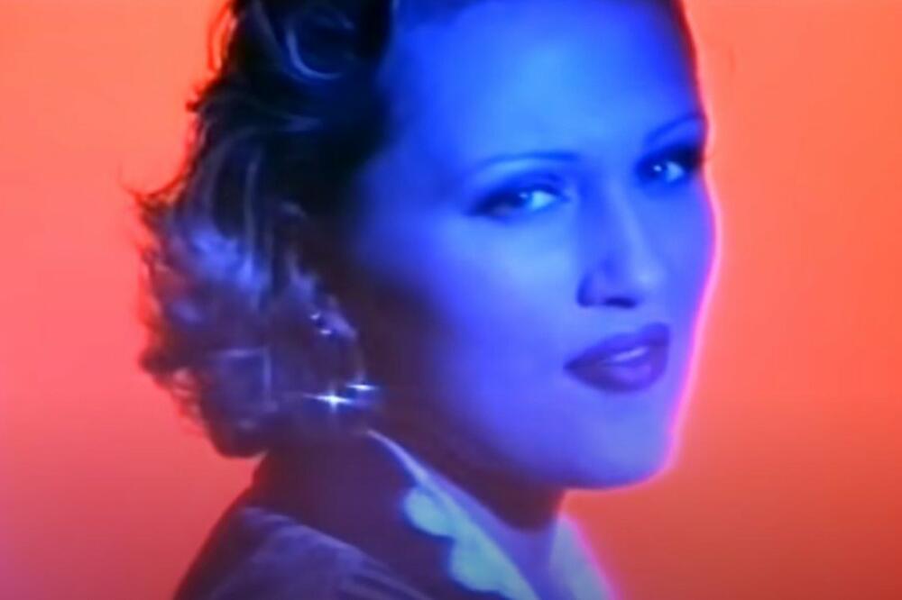 OTPEVALA JE NAJVEĆI HIT 90tih, MUŠKARCI SU LUDELI ZA NJOM: Sada ima 51 godinu, I VRH JE RIBA! (FOTO)