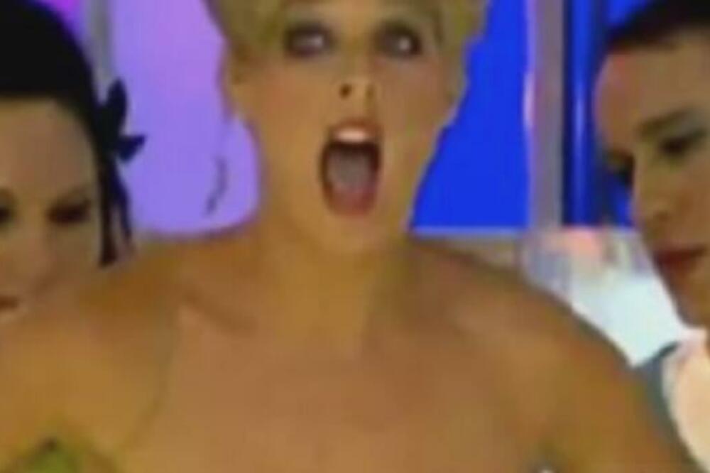 VODITELJKI IZLETELE GRUDI PRED SVIMA, A ONDA JOJ JE POTPUNO SPALA: Dok joj je kamerman radio OVO POZADI (FOTO)