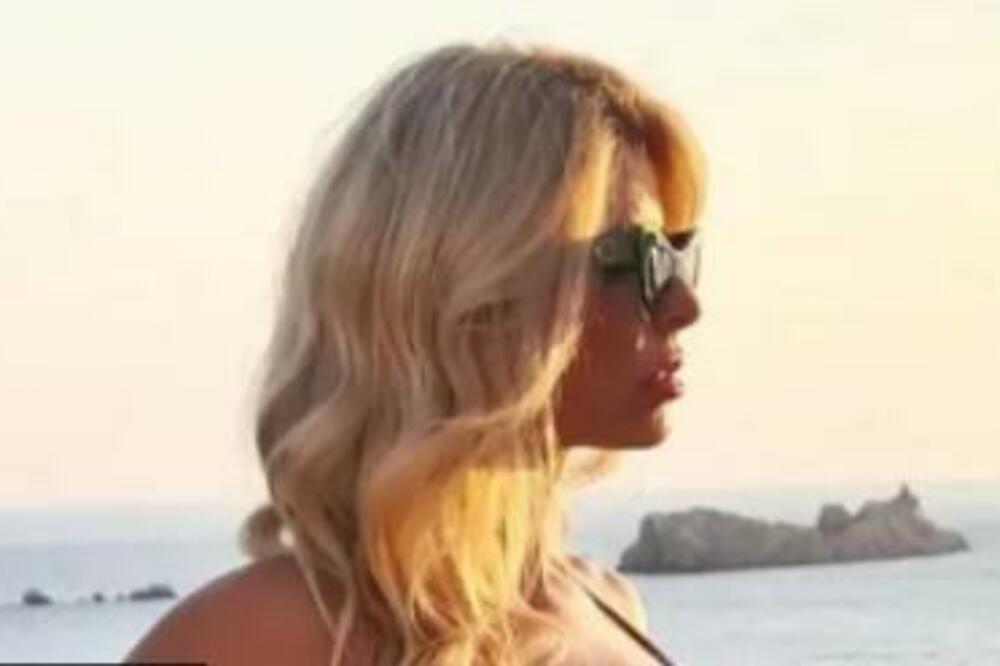 HRVATICA POKAZALA GOLE GRUDI, SA STRANE SU JOŠ VRELIJE: Na ovo ćete stopostotono RIKNUTI (FOTO)