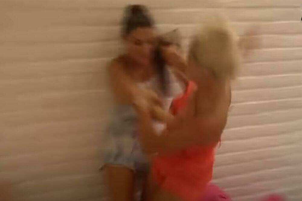 JEZIVA ŽENSKA TUČA U ZADRUZI! Nemilosrdno je ŠUTNULA NOGOM U GLAVU PA OBRISALA POD SA NJOM: Mučki ZAJECALA! (VIDEO)