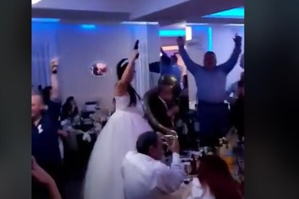 MLADA, GDE ĆE TI DUŠA? Zapucala nasred sale, demonstrira silu svekrvi? Jedan šaržer joj malo, AU! (VIDEO)