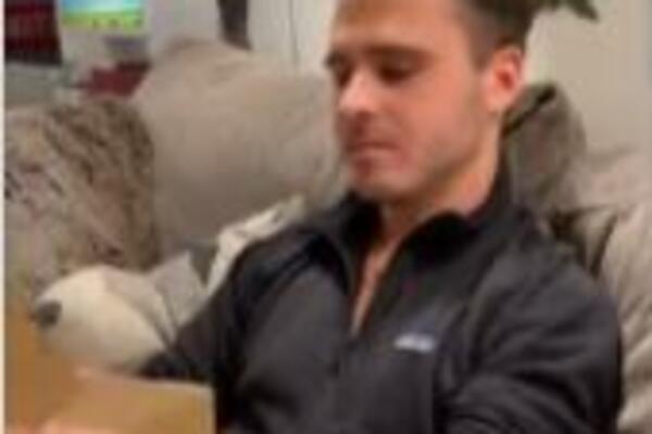 DEVOJKA MU POKAZALA TEST NA TRUDNOĆU, O NJEGOVOJ REAKCIJI BRUJI SVET: Neverica šta joj je IZGOVORIO (VIDEO)