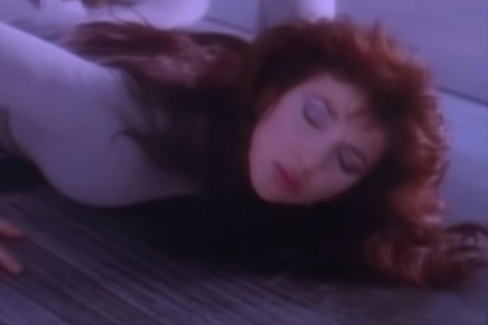 KONTROVERZNOJ PEVAČICI SNIMCI SE*SA IZAŠLI U JAVNOST, ON NA NJOJ: Sve se desilo 1985. godine (VIDEO)