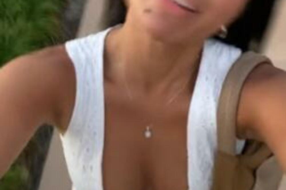 ZBOG BLUZE I "RADA" GRUDI U NJOJ, IZBAČENA IZ ZABAVNOG PARKA: 11 miliona ljudi PILJE U ISTO (VIDEO)