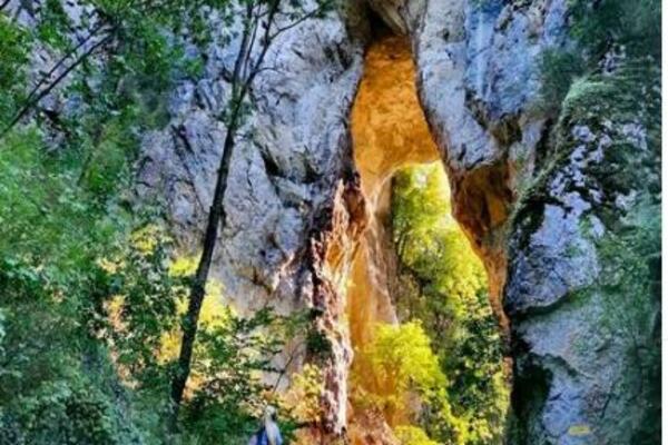 OVAJ REDAK PRIRODNI FENOMEN SE NALAZI U SRBIJI I KAO RAJ NA ZEMLJI JE! Tišinu i mir remeti samo huk reke (VIDEO)