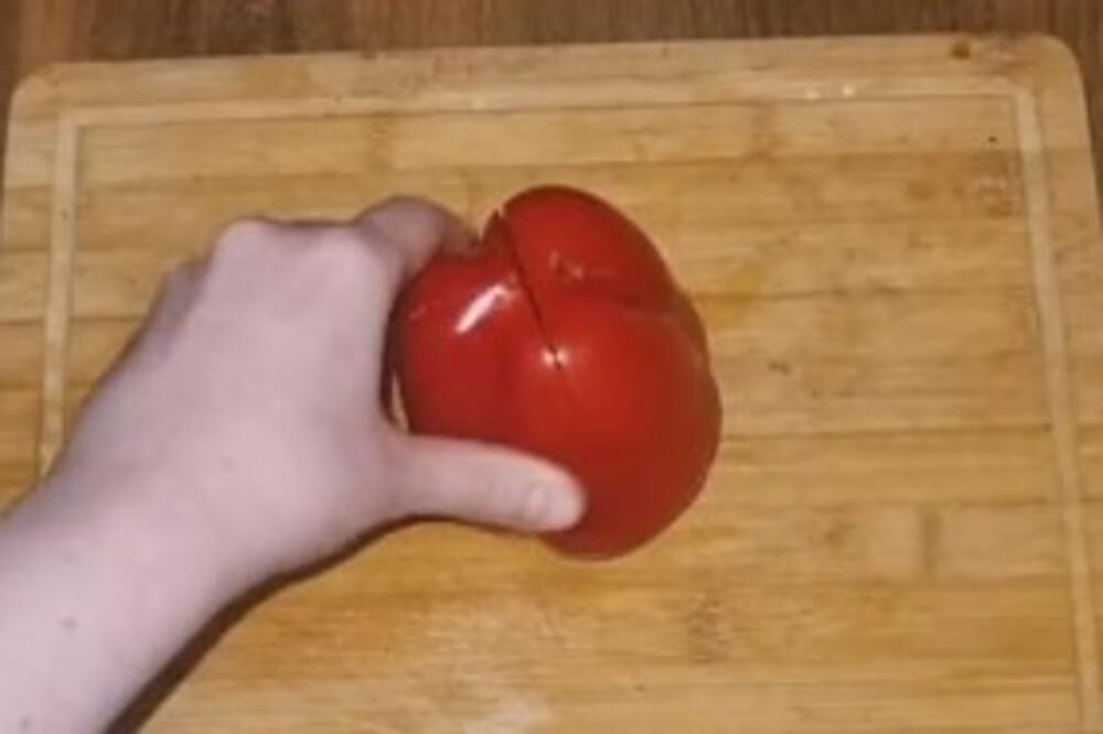 SVE VREME POGREŠNO SEČETE PAPRIKE: Kada vidite kako 1 DOMAĆICA to radi odmah ĆETE POSTUPITI ISTO (VIDEO)