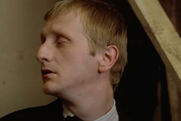 LEGENDA DOMAĆE KINEMATOGRAFIJE NA TRIBINAMA PIONIRA! Svi se pitaju ko je lepotica koja sedi pored njega (FOTO)