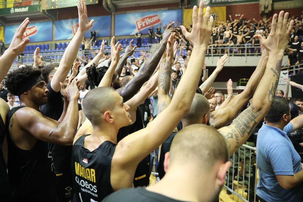 GRMEO TANGO SMRTI: Grobari zasijali u pomračenju koje su stvorili! DA JE SREĆE PESMA BI BILA GLAVNI ADUT! (VIDEO)