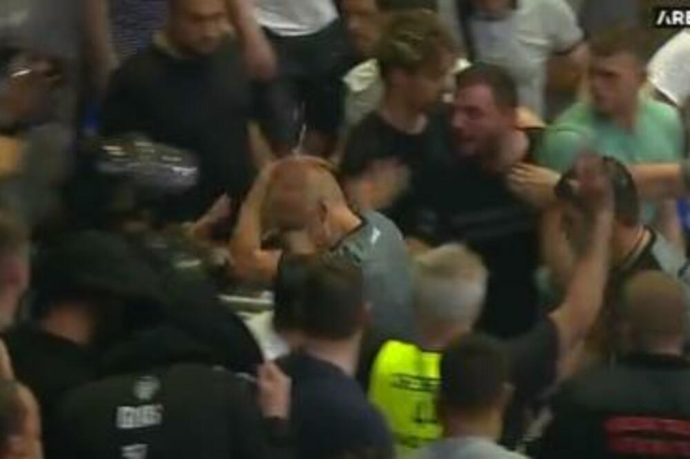 SUDIJA JE SIGURNO ODGURNUT PRI POVLAČENJU SA PARKETA: Da li od navijača ili žandarma? Procenite sami! (VIDEO)