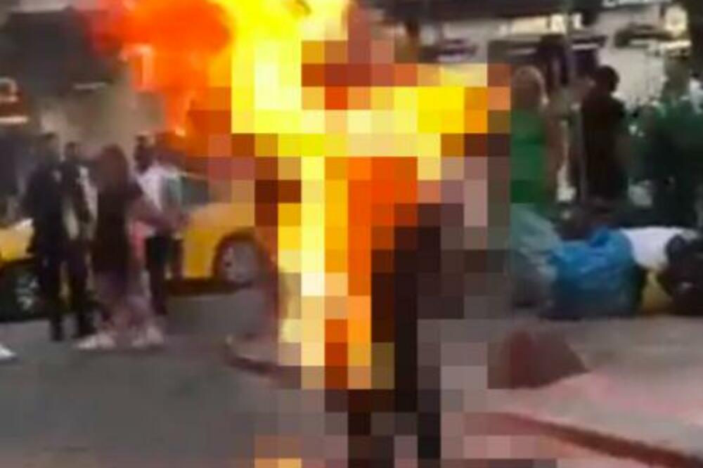 ZAPALJENI ČOVEK TRČAO JE ISTANBULOM: Jedni pokušali da pomognu, drugi prave selfi