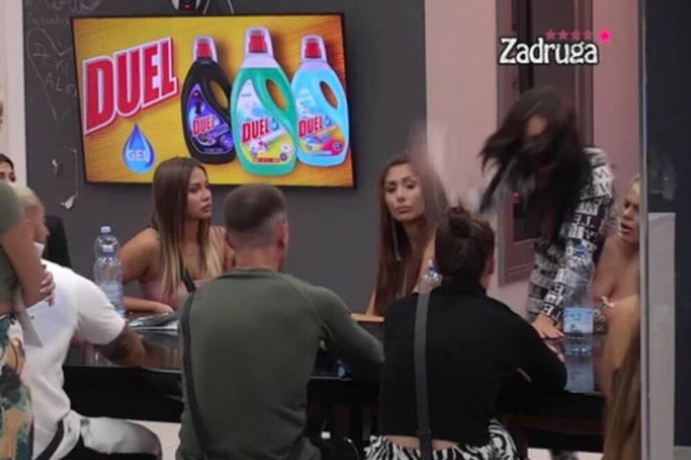 KO U HOROR FILMU! VIKTORIJA SE IZOBLIČILA NA POMEN ĆERKE, PRETVORILA U ZVER: Nastao haos na imanju, OPŠTA LOMLJAVA!