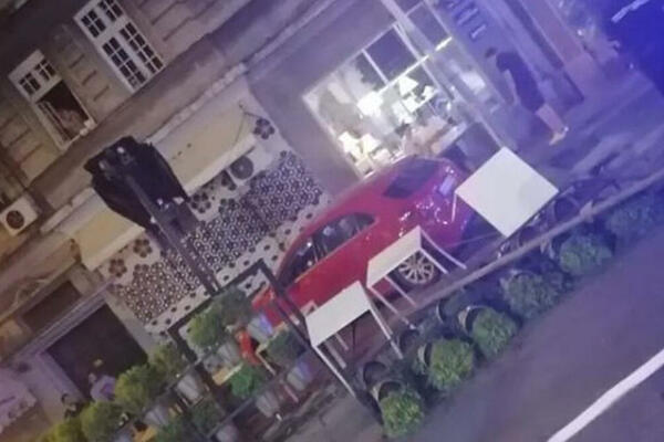 (FOTO SA LICA MESTA) AUTOMOBIL ULETEO U KAFIĆ U FRANCUSKOJ! Pukom srećom nema mrtvih