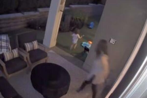 3 MILIONA GLEDALO U ŠOKANTAN SNIMAK: Majka VRISNULA iz petnih žila kad je videla šta joj RADI (VIDEO)