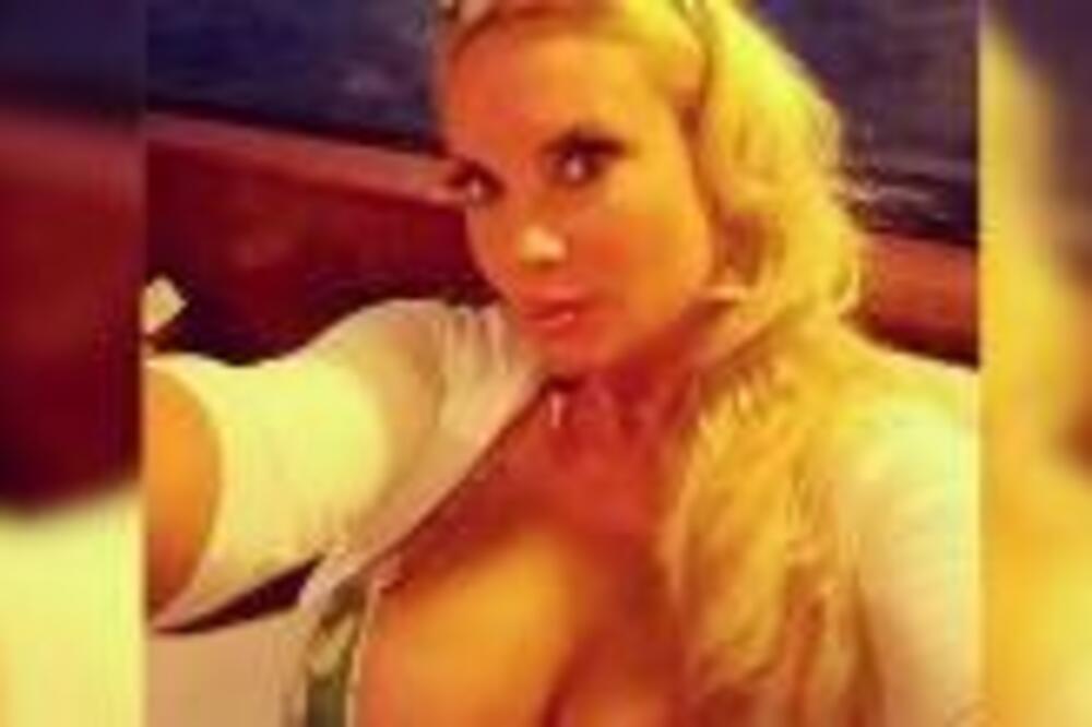 SRPKINJA SA NAJVEĆIM GRUDIMA I JOŠ VEĆOM GUZOM, SKROZ GOLA! Slika nije za maloletnike (18+ FOTO)