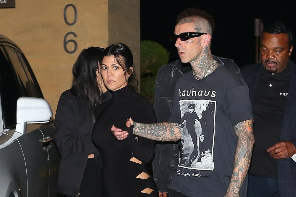 PAPARACI UHVATILI KORTNI KARDAŠIJAN I BARKERA KAKO IDU NA VEČERU: Pogledajte samo njen izraz LICA! (FOTO GALERIJA)