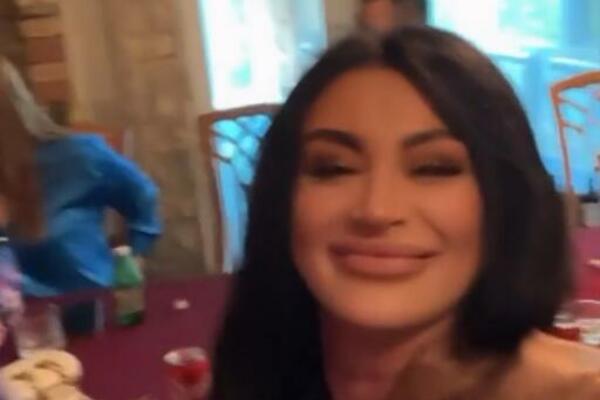 ANDREANA ČEKIĆ SE POJAVILA SA SRPSKOM ZASTAVOM ISPRED KAĆINE KUĆE: Začuo se urlik, veselje već počelo!