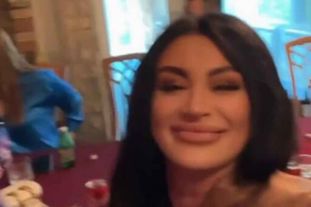 ANDREANA ČEKIĆ SE POJAVILA SA SRPSKOM ZASTAVOM ISPRED KAĆINE KUĆE: Začuo se urlik, veselje već počelo!