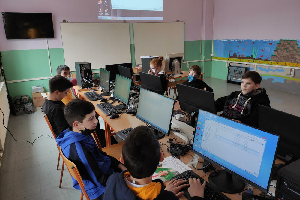 Još 20 osnovnih škola dobija informatičke kabinete od Telekoma Srbija