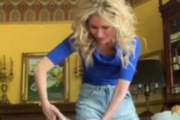 NAJZGODNIJA ŽENA POKAZALA UVRNUTU RADNJU, SVI ISPLAZILI JEZIK: Okuražila se i snimila (VIDEO)