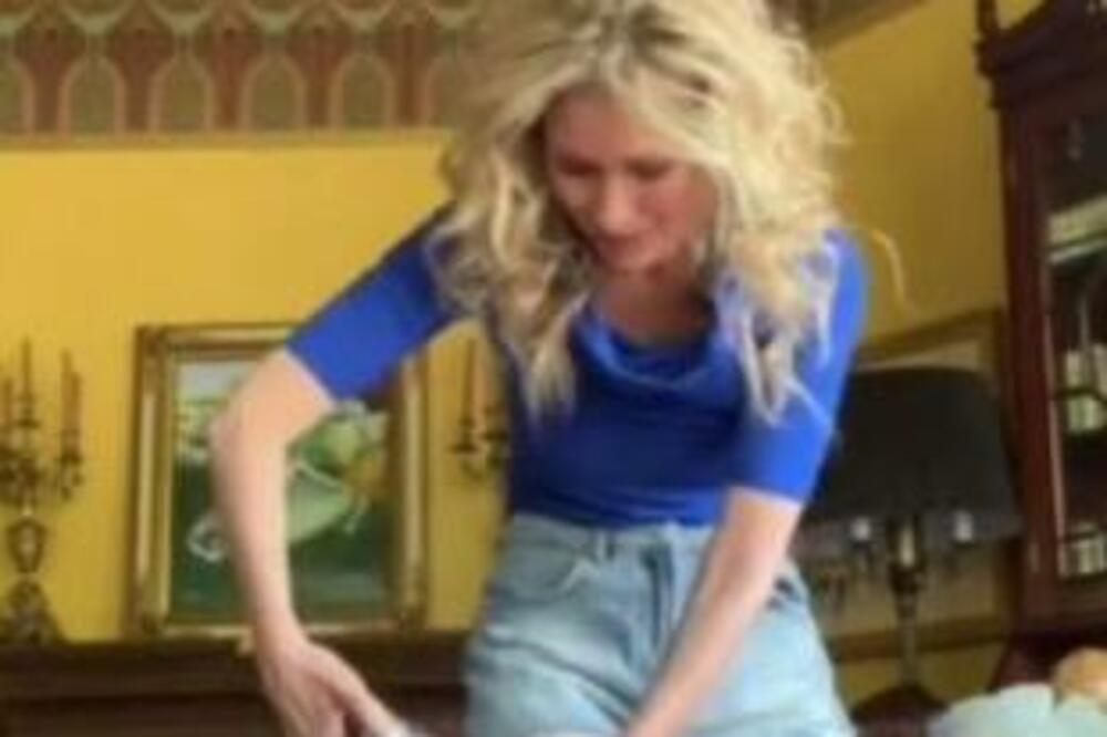 NAJZGODNIJA ŽENA POKAZALA UVRNUTU RADNJU, SVI ISPLAZILI JEZIK: Okuražila se i snimila (VIDEO)