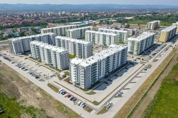 KROV DOBILO 438 BEZBEDNJAKA: Pripadnicima službe bezbednosti u Novom Sadu uručeni ključevi novih stanova