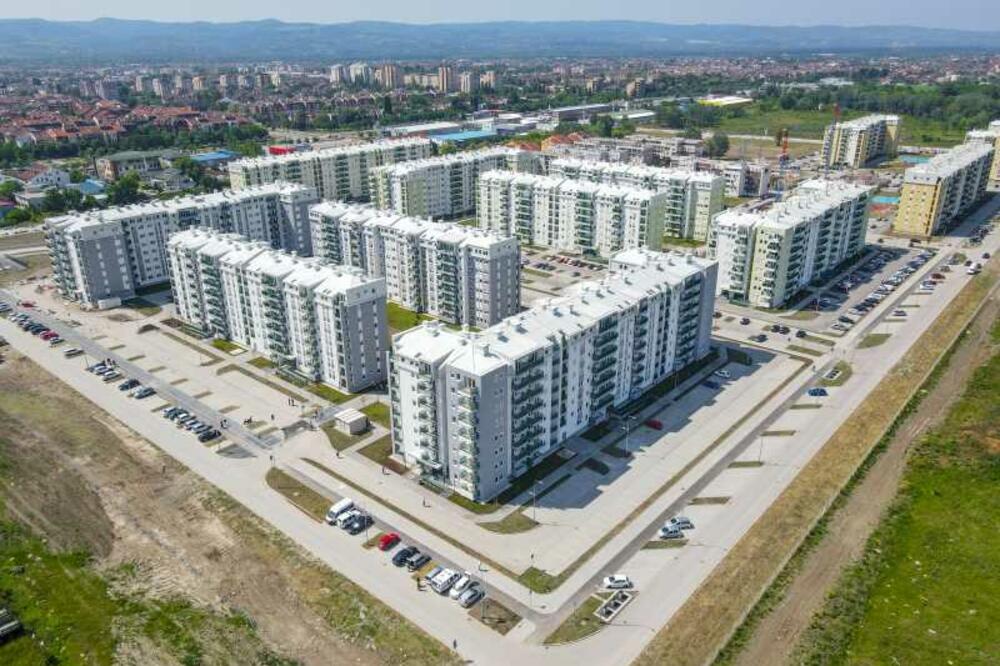 KROV DOBILO 438 BEZBEDNJAKA: Pripadnicima službe bezbednosti u Novom Sadu uručeni ključevi novih stanova