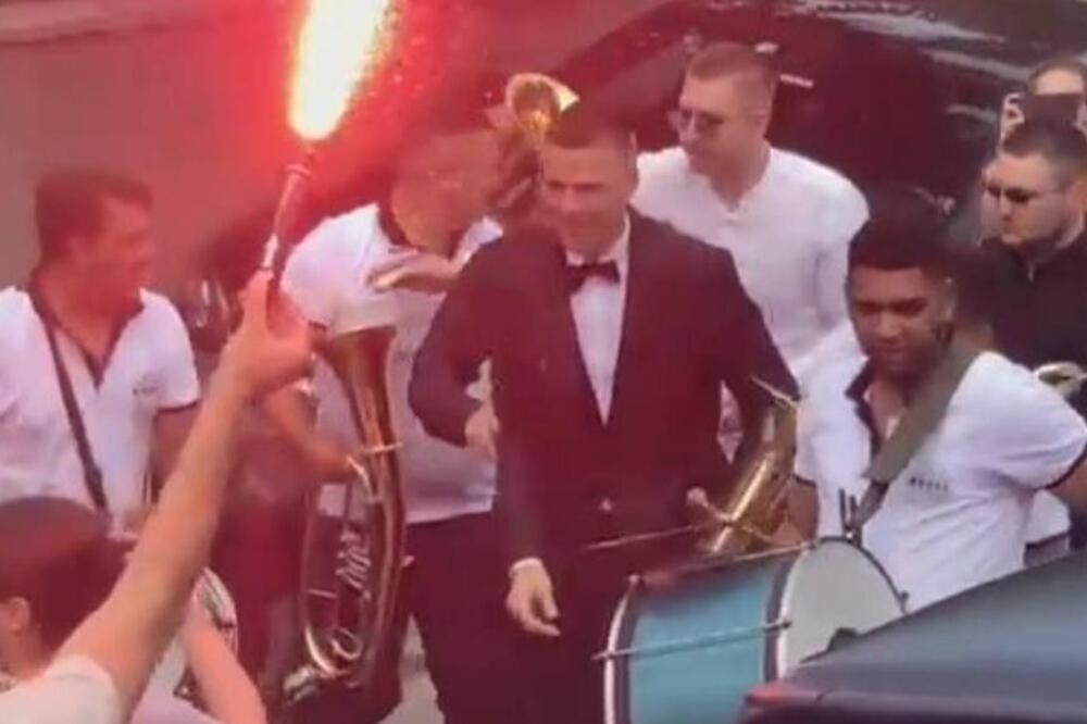 GOBELJA STIGAO PO MLADU! RASPRŠTILE SE BAKLJE ISPRED VILE NA DUŠANOVCU: Gori sve uz trubače! (VIDEO)