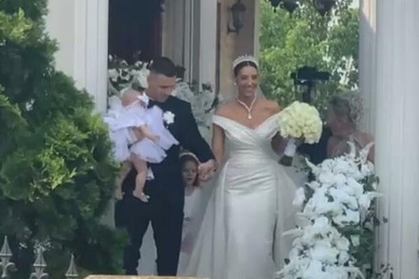 MLADA SAN SNOVA! Kaća izašla iz roditeljskog doma kao PRINCEZA, KRUNA NA GLAVI I VELELEPNA VENČANICA! (VIDEO)