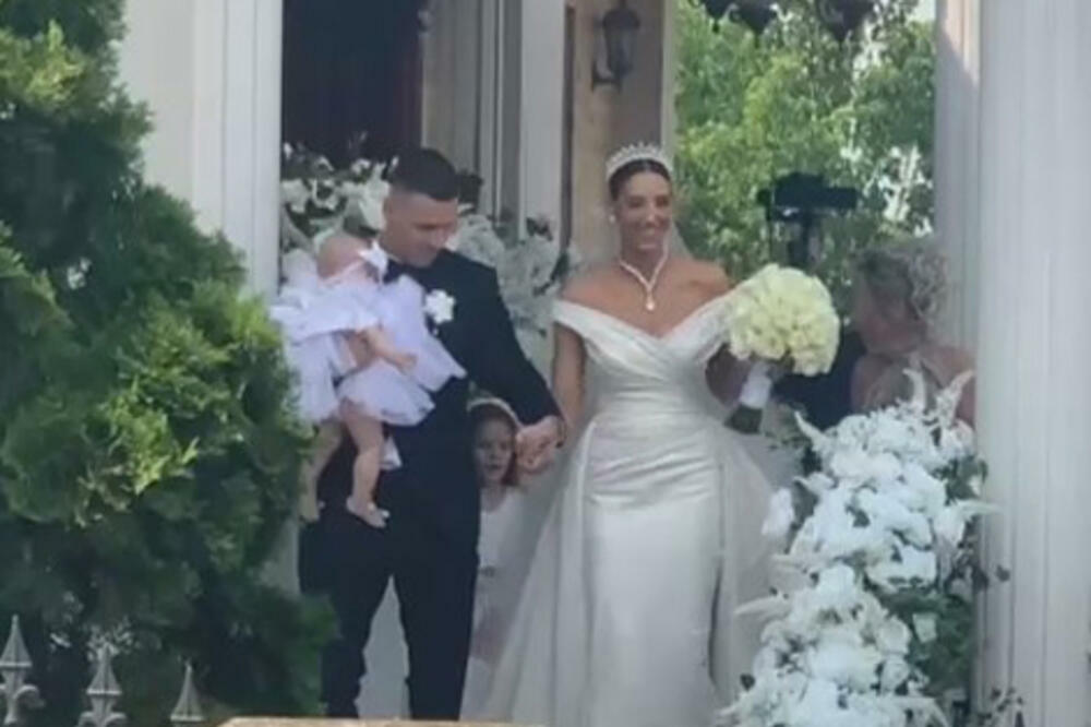 MLADA SAN SNOVA! Kaća izašla iz roditeljskog doma kao PRINCEZA, KRUNA NA GLAVI I VELELEPNA VENČANICA! (VIDEO)