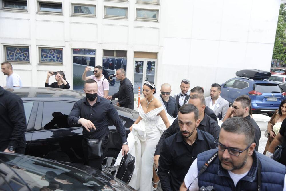 KAO DA SU DRŽAVNI FUNKCIONERI! Katarinu i Marka ČUVA 15 GORILA: Niko ne može da im priđe, ŠTA SE OVDE DEŠAVA? FOTO