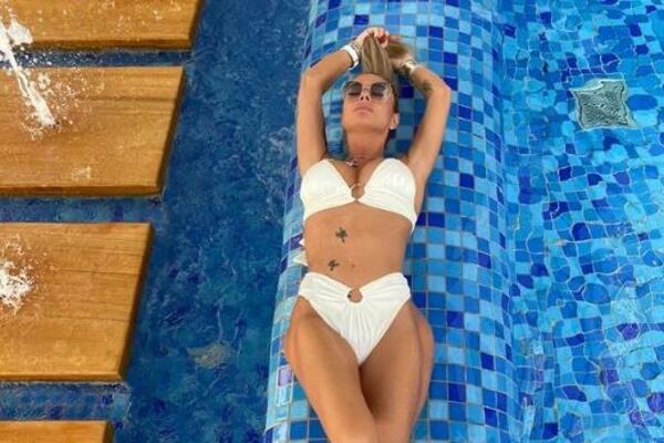 ĆERKA JOJ SE SLIKA ZA ČASOPIS ZA ODRASLE! Ona kupuje i prodaje klubove: Od njenog izgleda i bogatstva ćete zanemeti