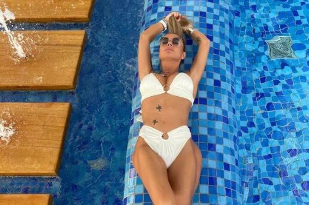 ĆERKA JOJ SE SLIKA ZA ČASOPIS ZA ODRASLE! Ona kupuje i prodaje klubove: Od njenog izgleda i bogatstva ćete zanemeti