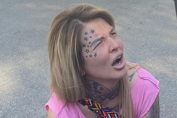 KRUNIĆKI POZLILO, ESPRESO PAPARACO JE UHVATIO U MUČNOM STANJU: Sve se desilo NASRED ULICE! (FOTO)