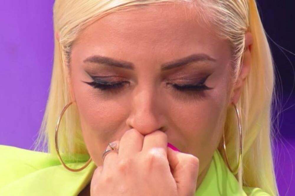 NAŠA POZNATA PEVAČICA SE GUŠI U SUZAMA U EMISIJI UŽIVO: Razlog je njen MUŽ, snimljeno šta joj je radio pre PLAKANJA