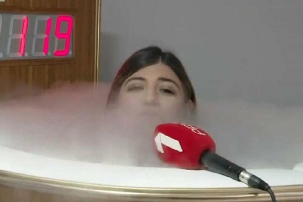 SRPSKA NOVINARKA SE SKINULA I UŠLA OVDE: Prizore LEDI krv u žilama! (FOTO)