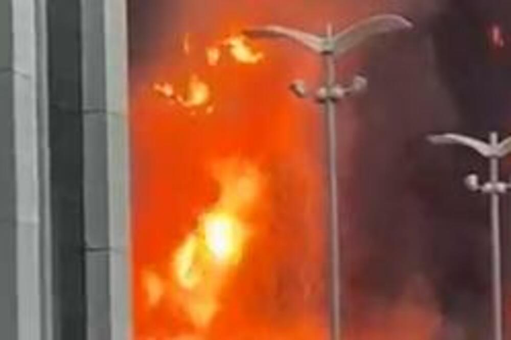 NAJNOVIJA VEST: Gori RUSKI poslovni CENTAR!