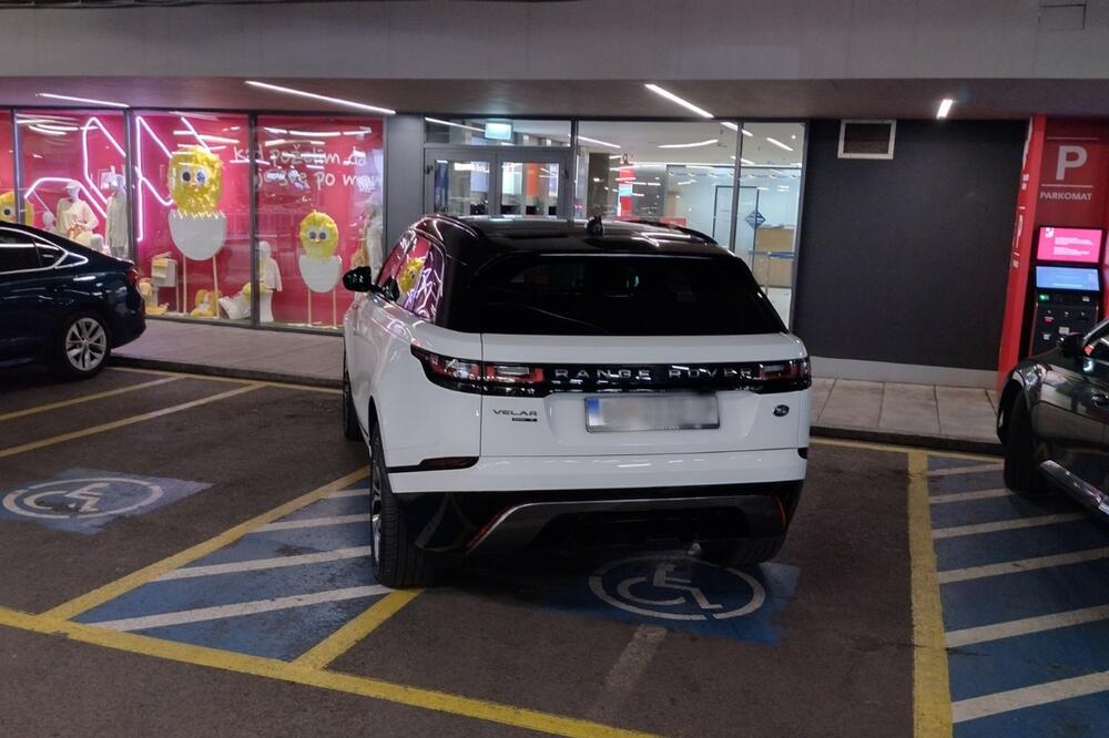 KAKO VAS VIŠE NIJE SRAMOTA? Bahati vozač u BG tržnom centru zauzeo NE JEDNO, NEGO DVA MESTA ZA INVALIDE! (FOTO)
