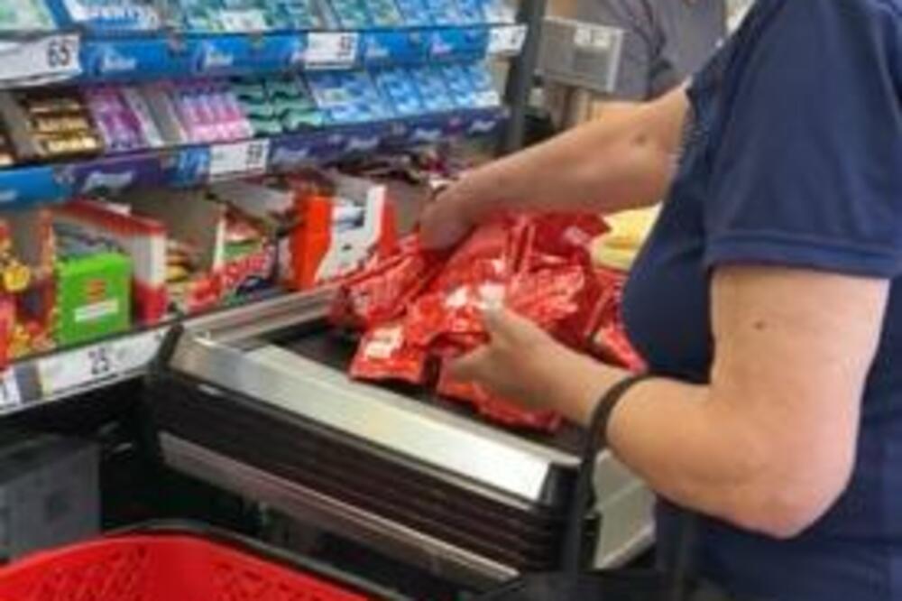 ŽENA U NIŠU POMAHNITALO UZELA SVA PAKOVANJA SA OVOG RAFA: Nije ni ŠEĆER NI BRAŠNO, svi u neverici! (VIDEO)