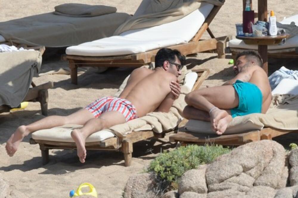 SKANDALČINA! POZNATI PEVAČ UHVAĆEN U GEJ AKCIJI, KAKAV ŠOK: Srpkinje su otkidale za njim! (FOTO)