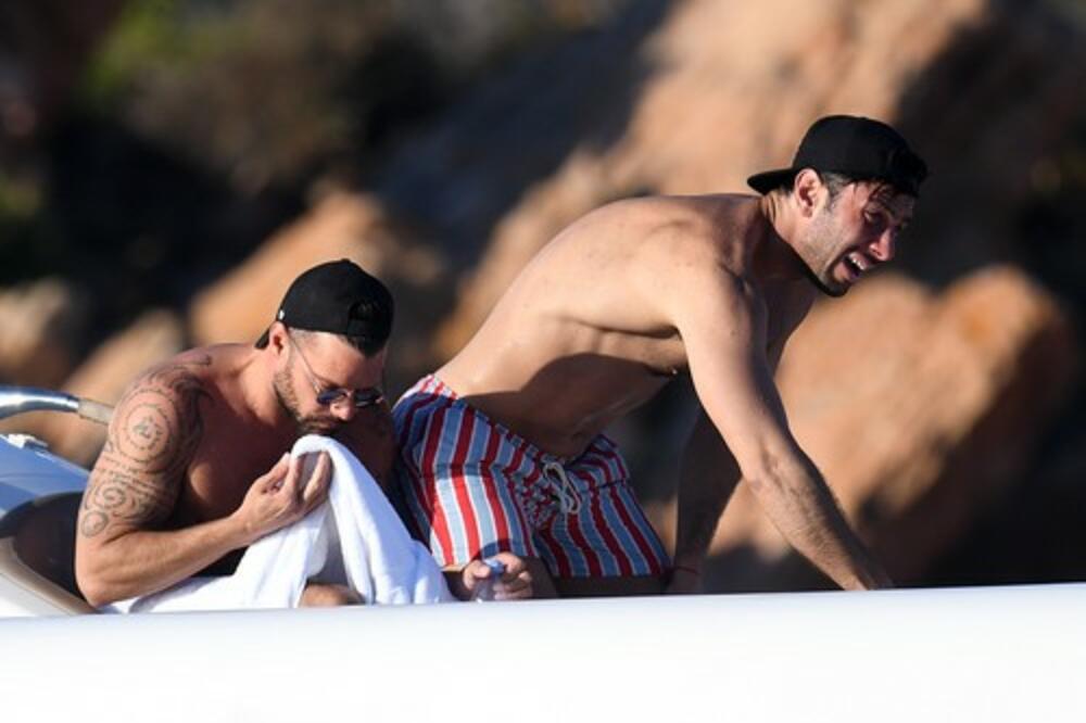 PEVAČ OPTUŽEN ZA SE*SUALNO ZLOSTAVLJANJE SVOG NEĆAKA! Iznesene JEZIVE tvrdnje, AU ČOVEČE