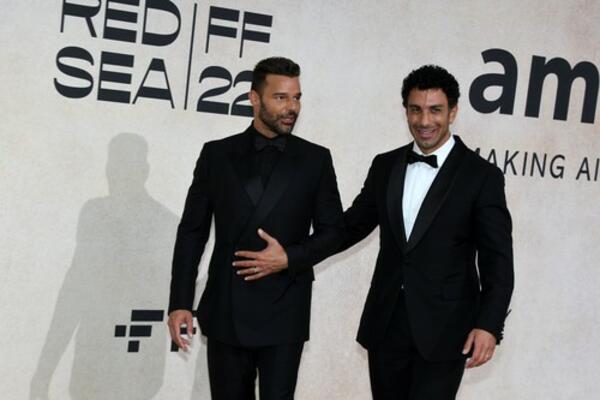 OVAJ LEPOTAN JE SIN RIKI MARTINA: Nikada ga do sada NISMO VIDELI, a pevač ga je danas JAVNO POKAZAO