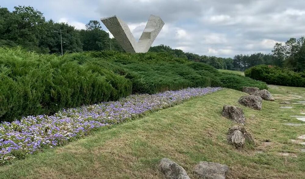 Spomenik u Šumaricama