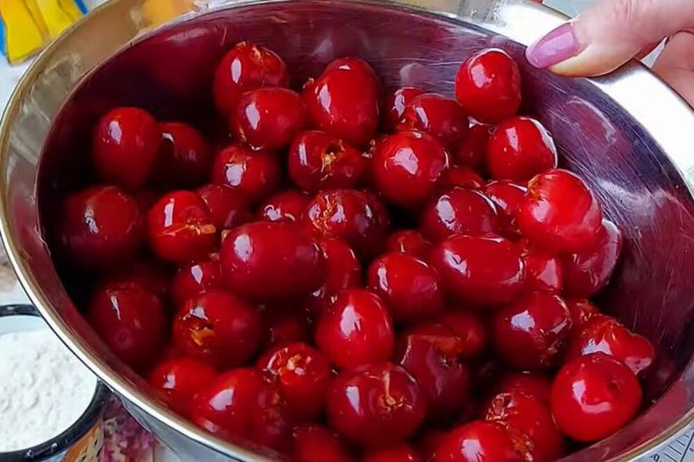 LAGANI PROLEĆNI KOLAČ SA TREŠNJAMA: Ne pravi se testo, nešto ovako neobično dugo niste videli (MERA NA ŠOLJE)