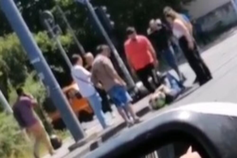 UDAREN MOTOCIKLISTA U RUZVELTOVOJ! Prolaznici mu pomažu da ustane (SNIMAK SA LICA MESTA)
