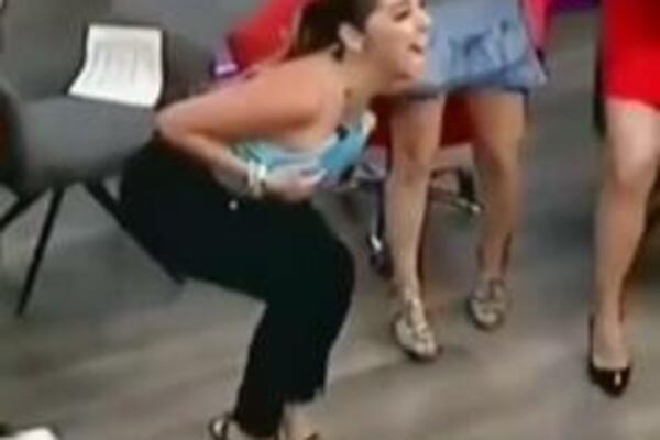 ŠOK U PROGRAMU UŽIVO, VODITELJKA SE IZBLAMIRALA, pazite samo šta joj je ISPALO IZ GRUDI: Gledaoci FRAPIRANI (VIDEO)