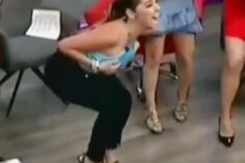 ŠOK U PROGRAMU UŽIVO, VODITELJKA SE IZBLAMIRALA, pazite samo šta joj je ISPALO IZ GRUDI: Gledaoci FRAPIRANI (VIDEO)