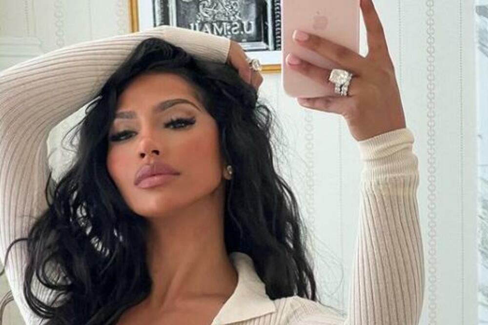 ONA OVO NAMERNO! Dugmići samo što nisu POPUCALI, uska haljina pokazala i PREVIŠE: Ovako će iz kuće izaći?!