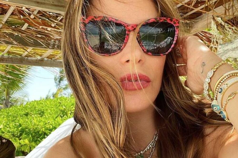 OVE VRUĆE FOTKE NISMO NIKAD VIDELI: Glumica (49) pokazaka JAKE ATRIBUTE, greh je skrivati OVAKO NEŠTO (FOTO)